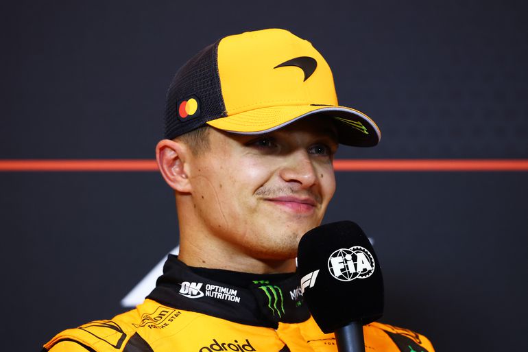 Grote concurrent van Max Verstappen maakt opmerkelijke blunder in Spanje en lacht zichzelf uit