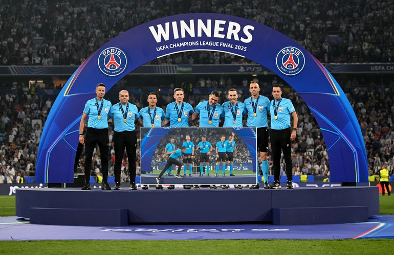 Nederlander Dennnis Higler straalt (en struikelt) tussen de voetbalsterren na finale Champions League