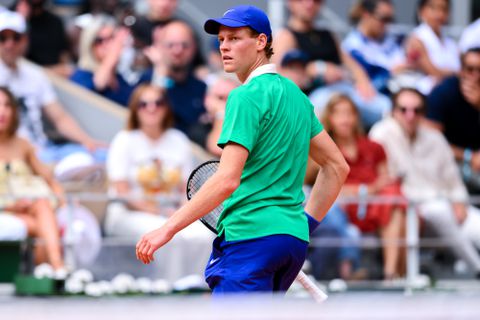 Toptennisser Jannik Sinner grapt over speeldatum: 'Normaal presteer ik dan niet zo best'