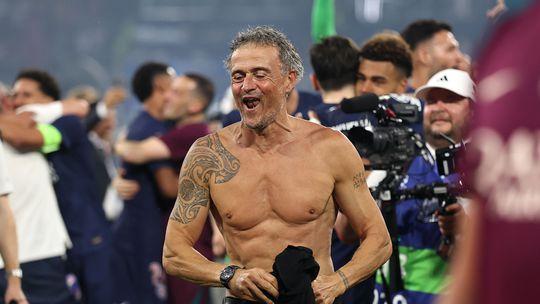 PSG-trainer Luis Enrique kleedt zich na eindzege Champions League om en toont bijzonder shirt