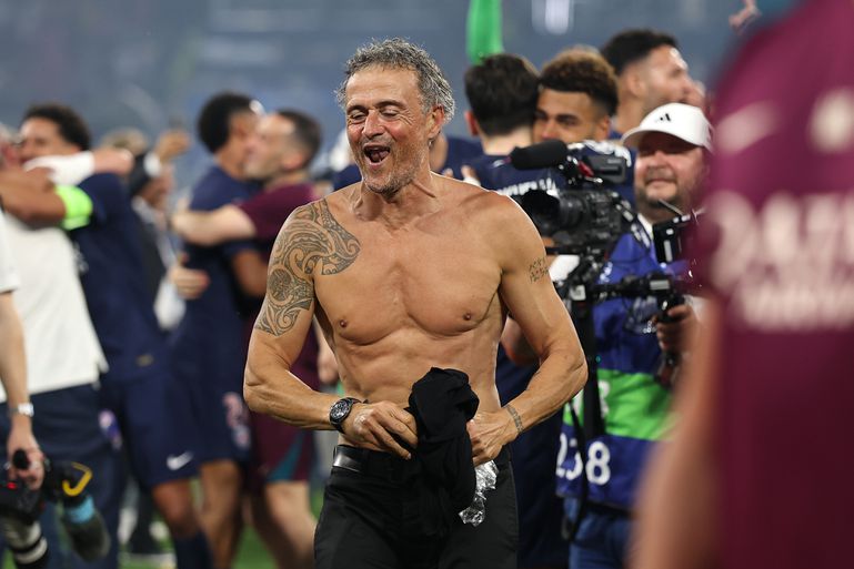 PSG-trainer Luis Enrique kleedt zich na eindzege Champions League om en toont bijzonder shirt