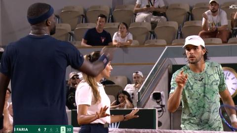 Bekvechtende tennissers moeten uit elkaar worden gehouden op Roland Garros: 'Stop met doen alsof je stoer bent'