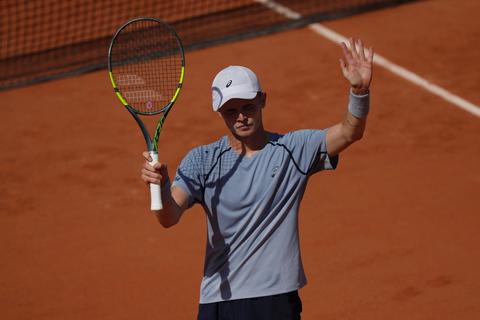 Jesper de Jong krijgt bijzonder cadeau: toptennisser bedankt publiek vlak voor wedstrijd op Roland Garros