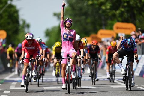 Italiaanse rozetruidraagster wint tweede sprint in Giro Women bij afwezigheid van Lorena Wiebes