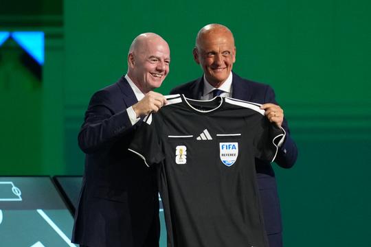 Meer macht voor de VAR en scheidsrechters bestraffen tijdrekken hard: dit zijn de nieuwe regels op het WK voetbal