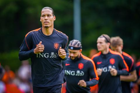 Nederlands elftal traint bij start van WK-voorbereiding met meer spelers dan er in de selectie zitten