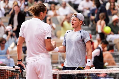 Jesper de Jong lacht om vergissing van tegenstander op Roland Garros: 'Vond dat ik in een shirt van Frenkie moest spelen'