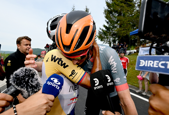Thymen Arensman krijgt schrik van zijn leven op slotklim Giro d'Italia: 'Ik zag het klassement al voorbij flitsen'