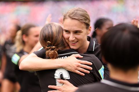 Topvoetbalster Vivianne Miedema scoort bij emotionele rentree en wint FA Cup met Manchester City