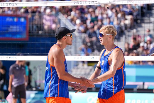 Beachvolleyballer Steven van de Velde wint onder luid boegeroep eerste wedstrijd op Olympische Spelen