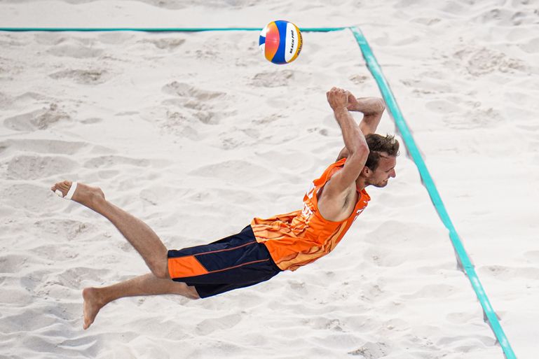 De drie Nederlandse koppels in het beachvolleybal presteren lekker: dit zijn de tien mooiste foto's