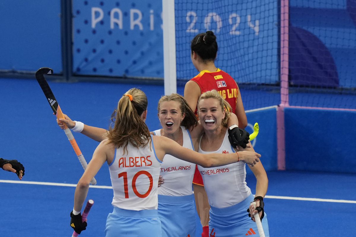 Nederlandse hockeysters doen oude bekende pijn in Parijs, lege tribunes tekenen duel met China