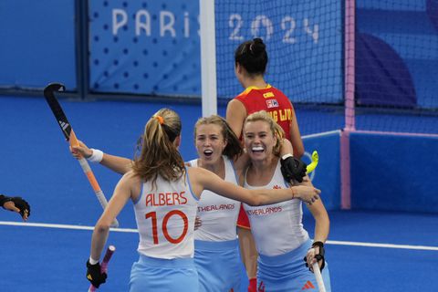 Nederlandse hockeysters doen oude bekende pijn in Parijs, lege tribunes tekenen duel met China