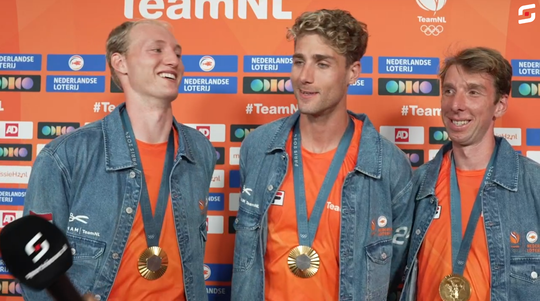 Drie van vier gouden roeiers genieten van 'super' huldiging in TeamNL Huis in Parijs: 'We gaan zo nog een rondje'