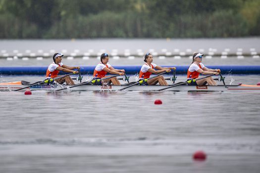 Roeisters dubbelvier grijpen na bizarre finish net naast goud op Olympische Spelen