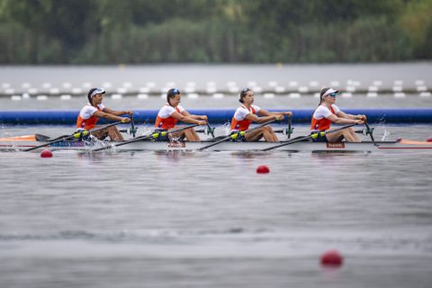 Roeisters dubbelvier grijpen na bizarre finish net naast goud op Olympische Spelen