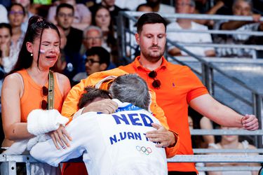 Ook vriendin Nederlandse judoka barst in tranen uit na rode kaart op Olympische Spelen: 'Als hij het zo gaat spelen...'