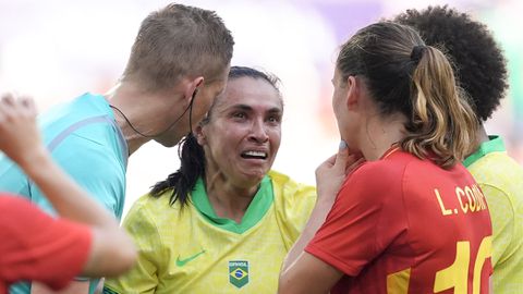 Braziliaanse voetballegende Marta pakt met karatetrap donkerrood, en dat zorgt voor veel tranen op Olympische Spelen