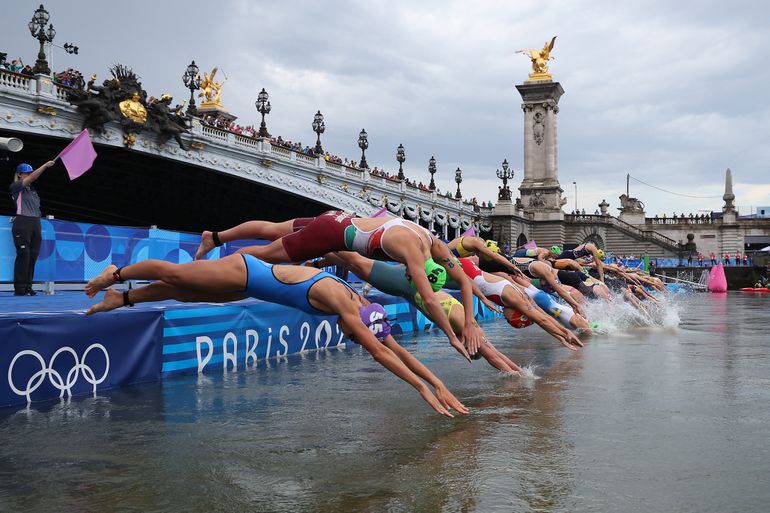 'Water in de Seine op verkeerde moment getest': hevige kritiek op besluit over triatlon op Olympische Spelen