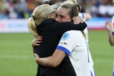Sarina Wiegman met Ella Toone. © Getty Images