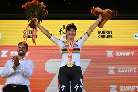 Tour-sensatie openhartig over beladen onderwerp na duel met Demi Vollering: 'Daar moeten vrouwen nu eenmaal door'