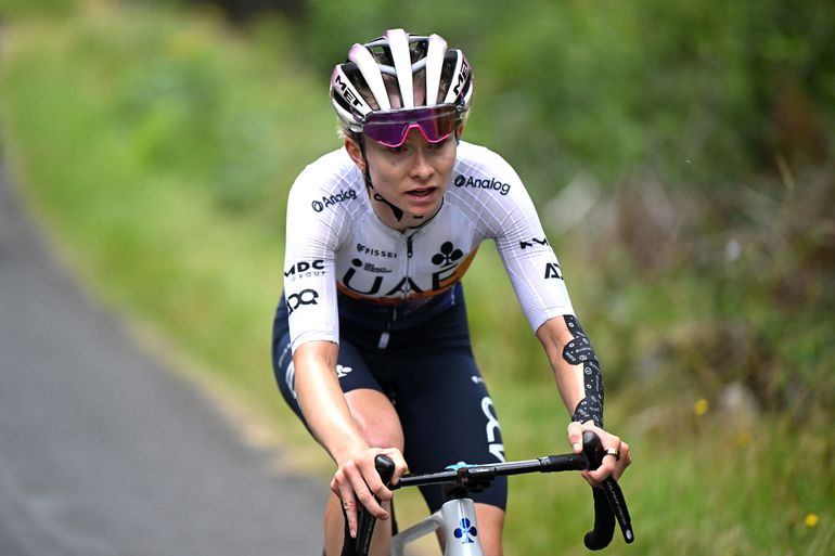 Grote onbekende maakt thuispubliek gek met sensationele zege in Tour de France Femmes