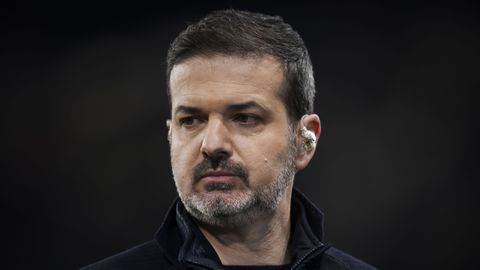 Bekende voetbaltrainer (49) redt twee meisjes van de dood: 'Ik voelde meteen het gevaar'