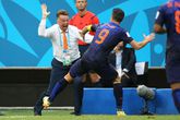 Robin van Persie en Louis van Gaal vieren het eerste doelpunt tegen Spanje tijdens het WK in 2014 © GettyImages.