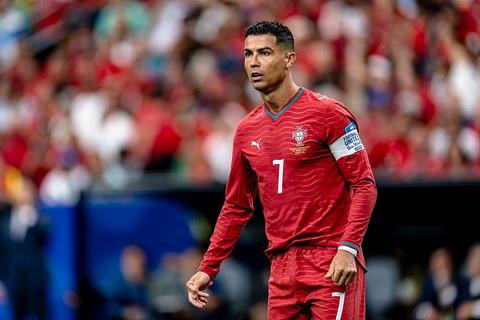 Voetbalvedette Cristiano Ronaldo (41) steelt de show met bizarre foto met familie