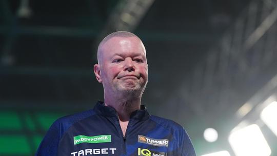 Dartsicoon Raymond van Barneveld (59) kreeg boete en voorwaardelijke schorsing voor 'ongepast gedrag'