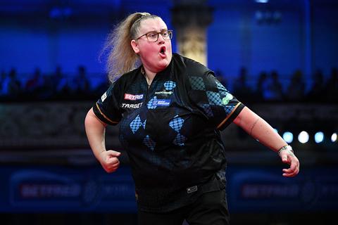 Topdartster Beau Greaves (22) volgt voorbeeld van Cristiano Ronaldo en Lionel Messi met peperdure verzekering