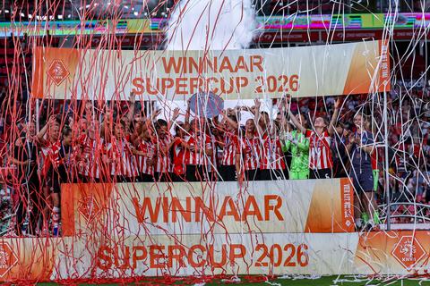 PSV wint historische Supercup van FC Twente: mooi eerbetoon aan overleden arbiter Rob Dieperink