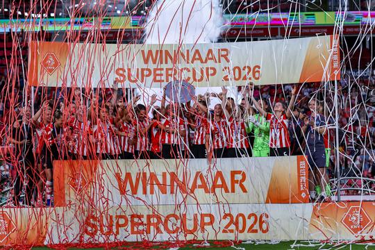 PSV wint historische Supercup van FC Twente: mooi eerbetoon aan overleden arbiter Rob Dieperink