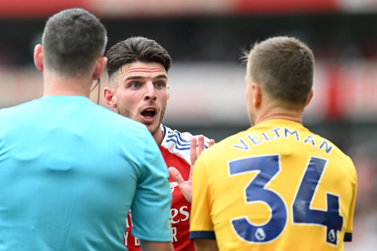 Engelse voetbalfans worden gek na bizarre actie met Joël Veltman: 'Hoe kun je zo'n beslissing nemen'