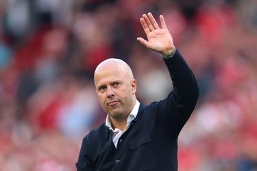Arne Slot en Liverpool 'terroriseren' Arsenal-coach in topduel: 'Deze nachtmerrie blijft hem bij'