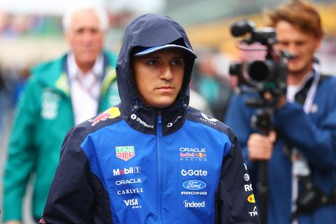 Formule 1-team van Max Verstappen stelt harde deadline voor afwezige teamgenoot
