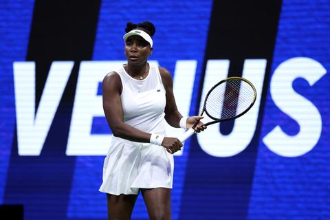 Live US Open | Tennislegende Venus Williams pas rond middernacht de baan op na verrassende exit Novak Djokovic
