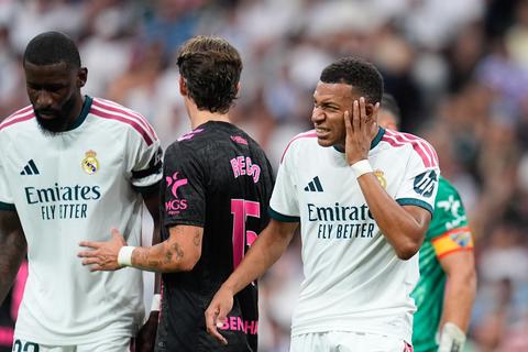 Kylian Mbappé en geliefde Ester Expósito lastiggevallen: 'Ben jij de volgende?'