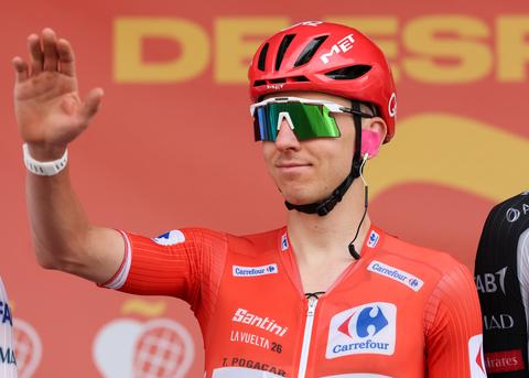 Wielerteam geeft medische update over pechvogel Tadej Pogacar na val in Vuelta: 'Hij heeft groen licht gekregen'