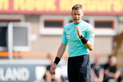 Dit is de scheidsrechter bij Ajax - PSV: eerste topper ooit voor 35-jarige arbiter