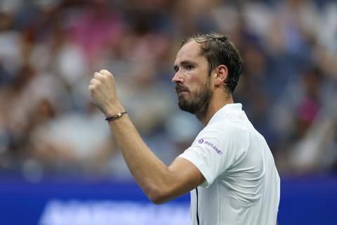 Daniil Medvedev verklaart opvallende gewoonte tijdens partij: 'Waarschijnlijk te veel naar gekeken...'