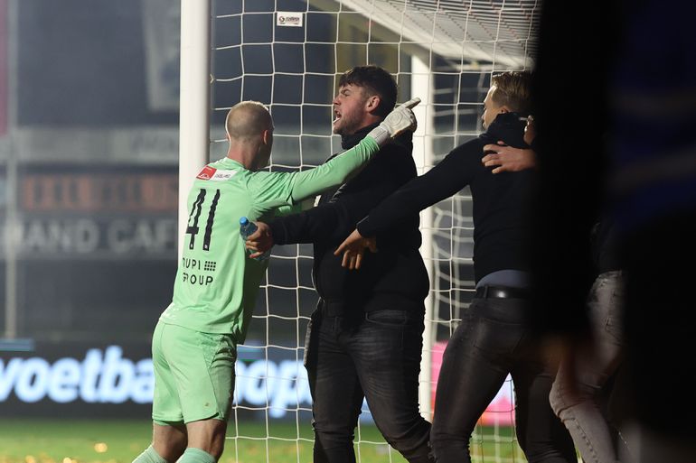 Ontspoorde bekerderby Spakenburg - Katwijk eindigt spectaculair: spelers dringen eigen fans terug