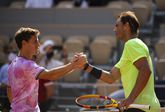 Diego Schwartzman schudt Rafael Nadal de hand na een van hun ontmoetingen. © Getty Images