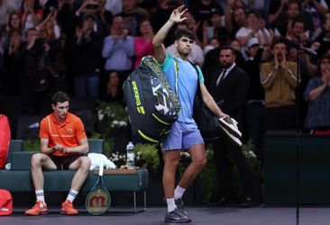 Sensatie in Parijs: toptennisser Carlos Alcaraz loopt voor vierde keer in dezelfde val