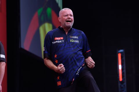 Raymond van Barneveld maakt indruk: dartslegende geeft Europees kampioen pak slaag