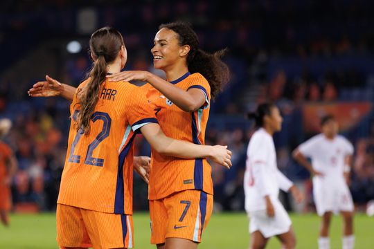 Oranje-debutante (19) blikt terug op 'zenuwachtig' debuut: 'Waarom kijk je mij nou aan?!'