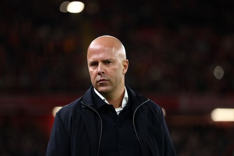 Arne Slot haalt uit na kritiek van voetbalicoon: 'Ik vertel de chirurg toch ook niet wat hij moet doen?'