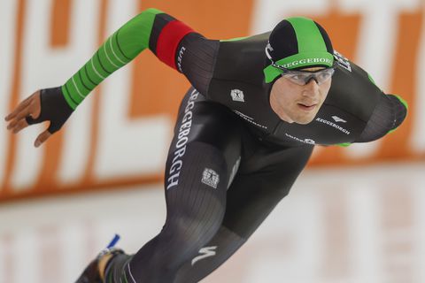 Schaatskampioen Jenning de Boo revancheert zich op sensationele wijze bij NK afstanden: 'Wauw, wauw, wauw'