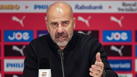 Kritische Peter Bosz legt vinger op de zere plek bij PSV na ruime zege: 'Daarom sta je niet bovenaan'