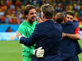 Tim Krul en Louis van Gaal na de penaltyserie tegen Costa Rica.

© GettyImages